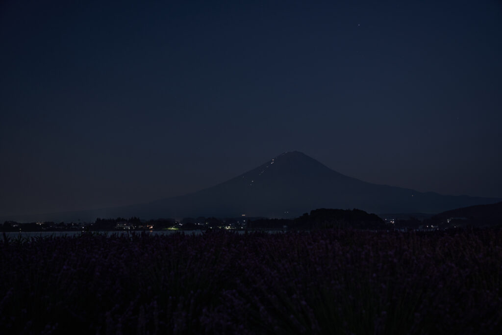 午前4時頃の富士山。少し明るくなり始めました。