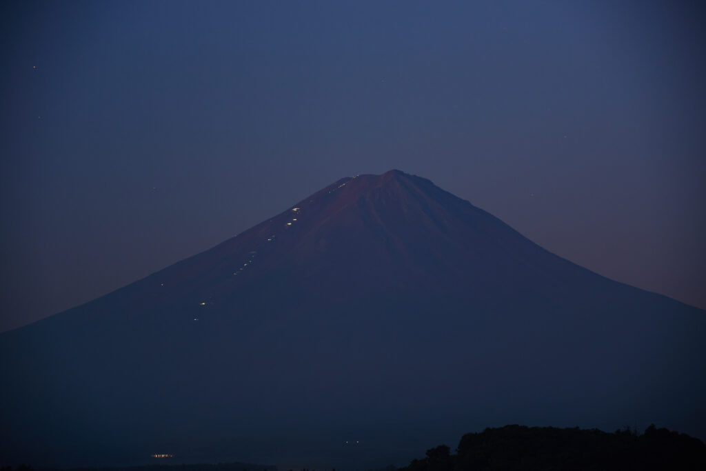 富士山の山頂が薄っすらと赤くなってきました