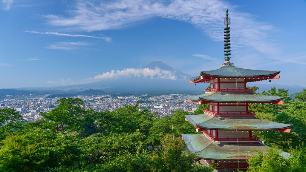五重塔である忠霊塔越しに見える富士山