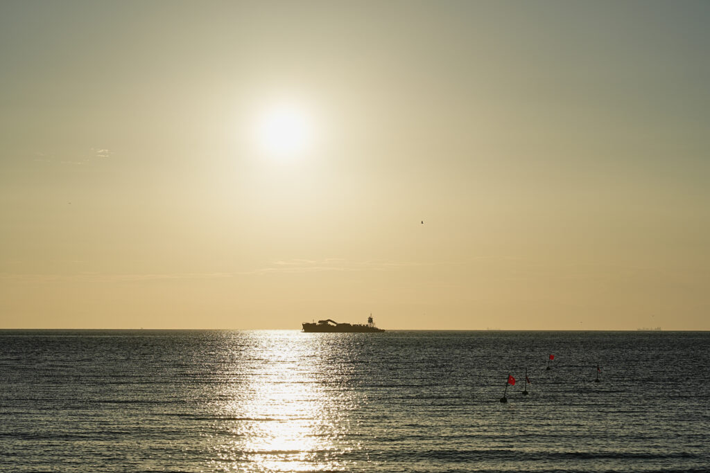 北条海岸の夕日と船