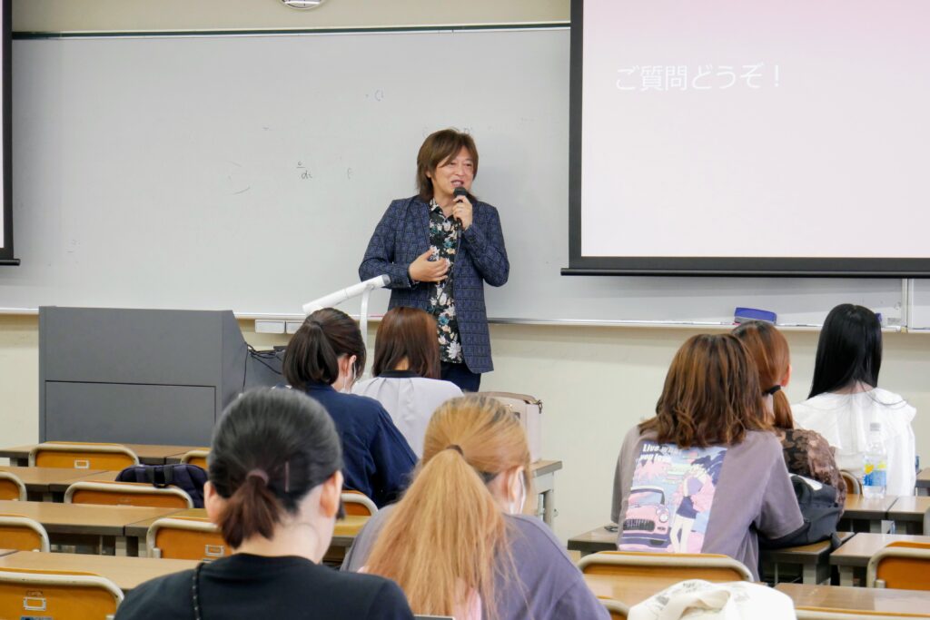 金谷武明の出張講義の様子